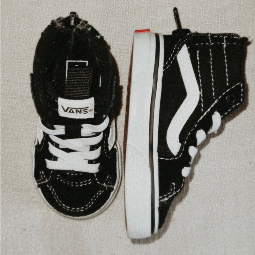 Vans- Blavk and white hi top